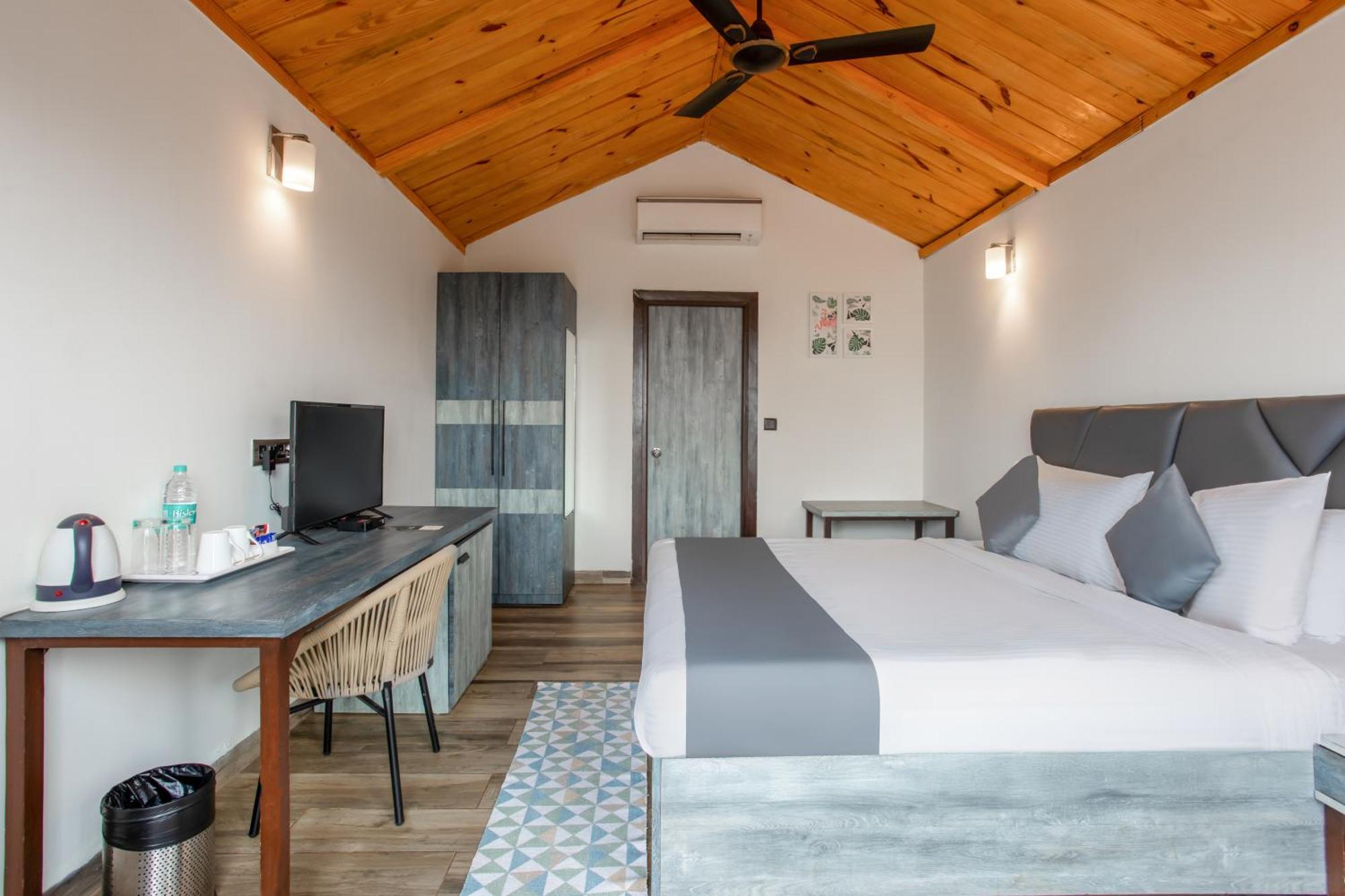 Stone Wood Beach Resort, Vagator Ngoại thất bức ảnh
