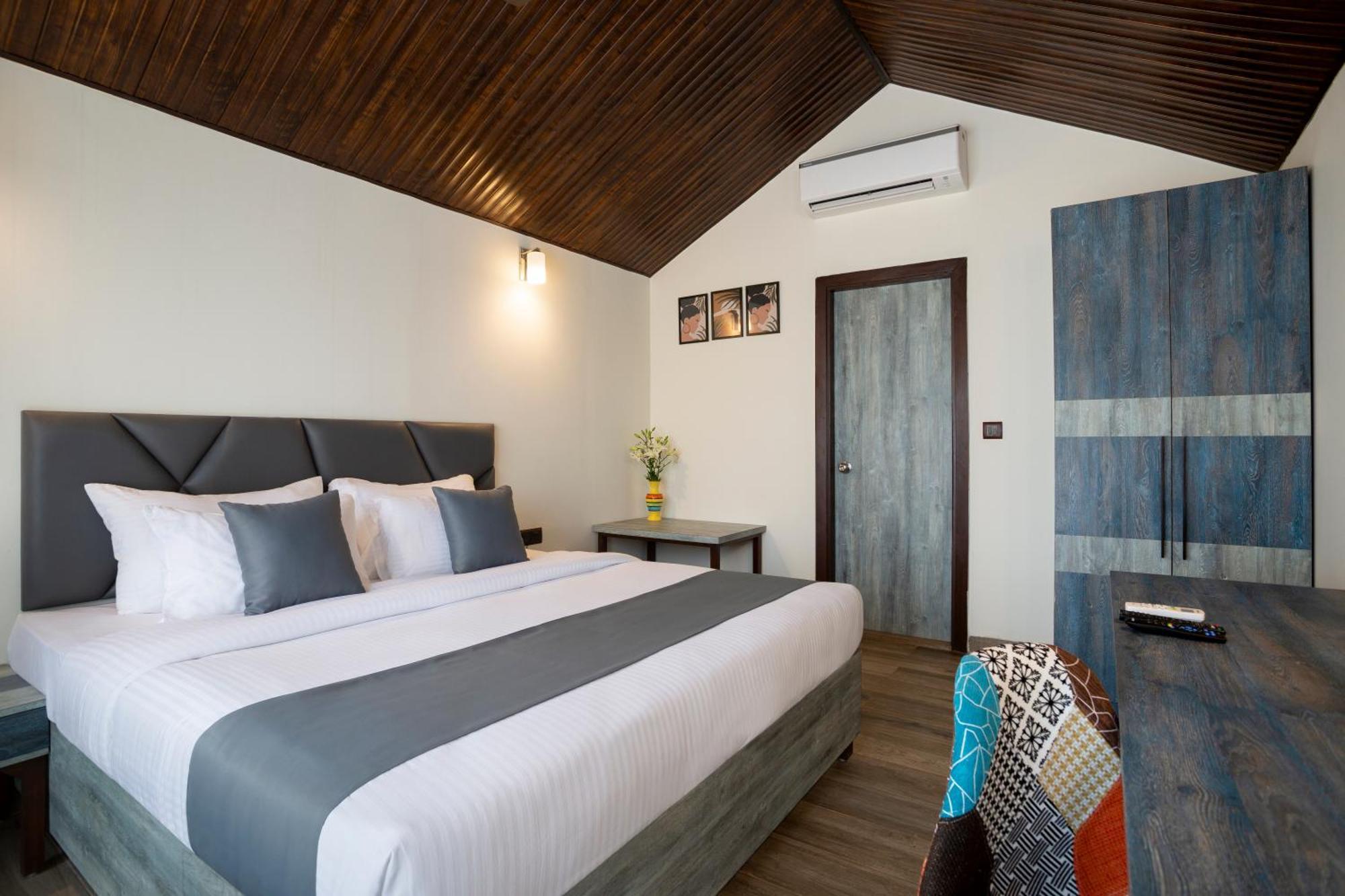 Stone Wood Beach Resort, Vagator Ngoại thất bức ảnh