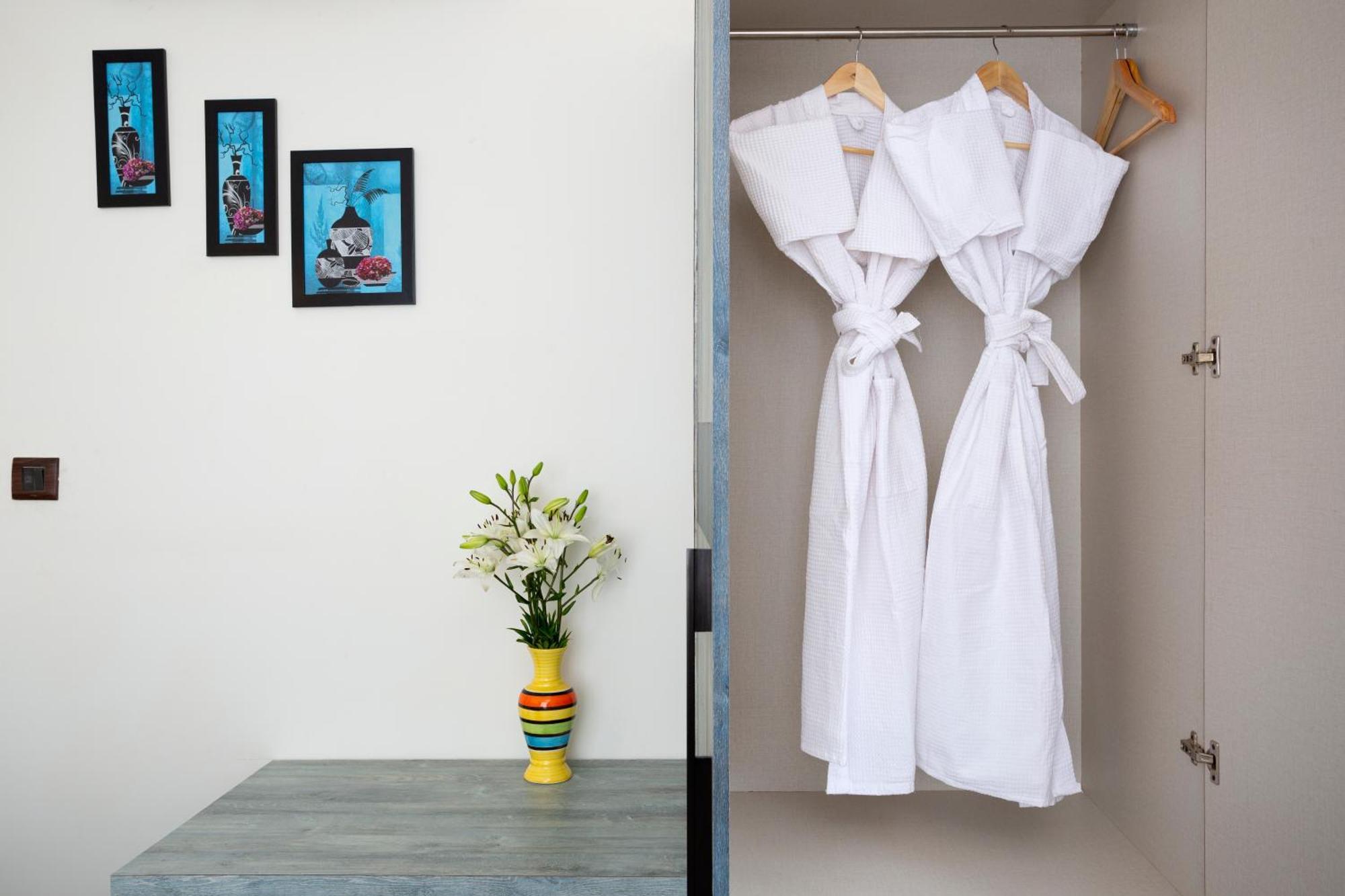 Stone Wood Beach Resort, Vagator Ngoại thất bức ảnh