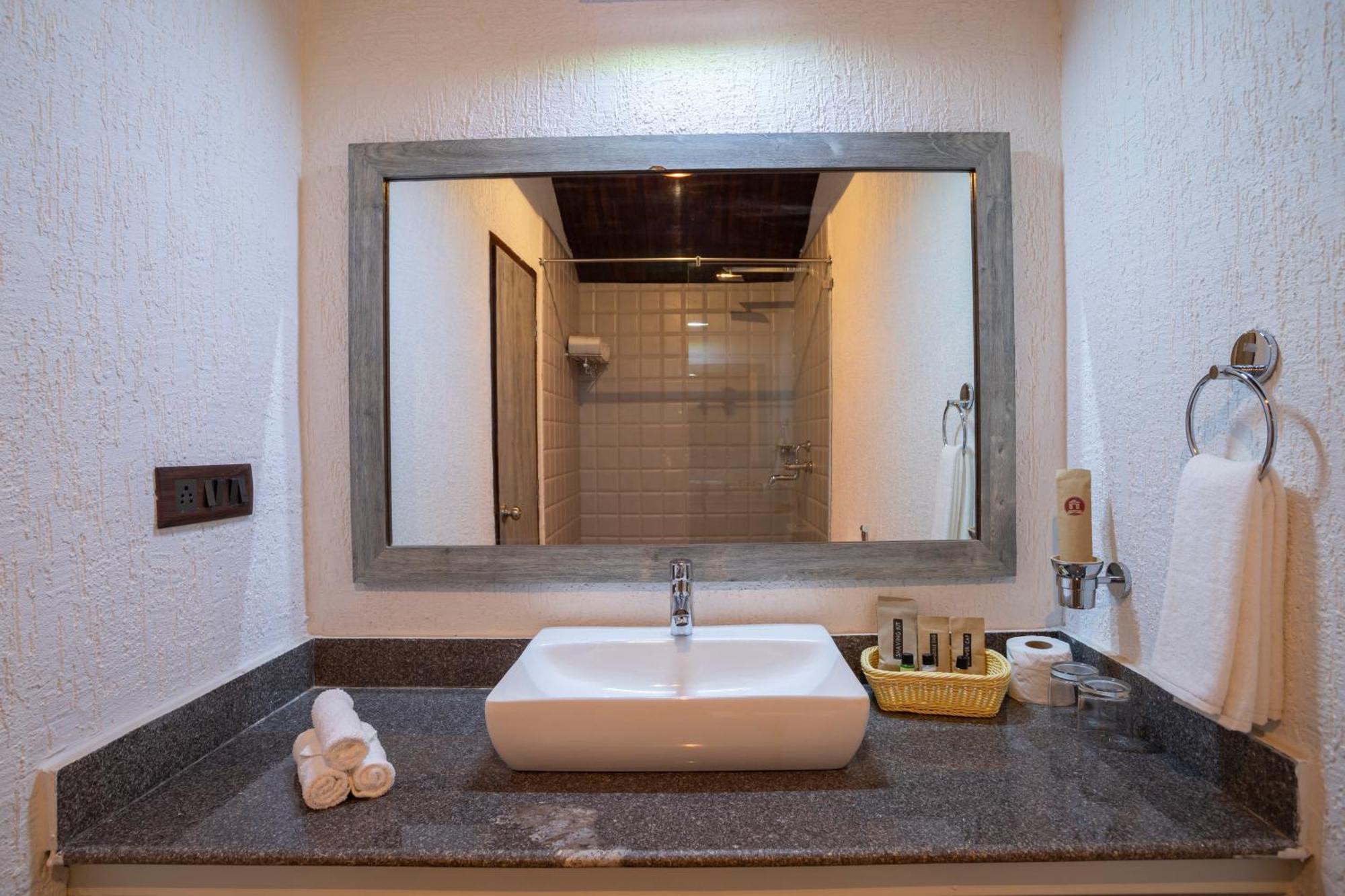 Stone Wood Beach Resort, Vagator Ngoại thất bức ảnh